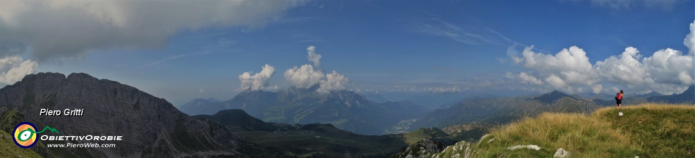 50 Sul pianoro erboso di vetta ancora due passi verso la croce....jpg